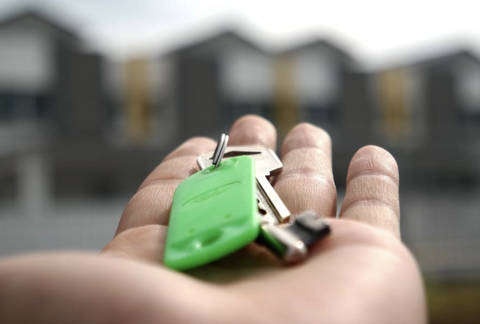 Hand with keys. Picture that illustrates a blog about considering Oshawa as a location to live in when wanting to move to the GTA
